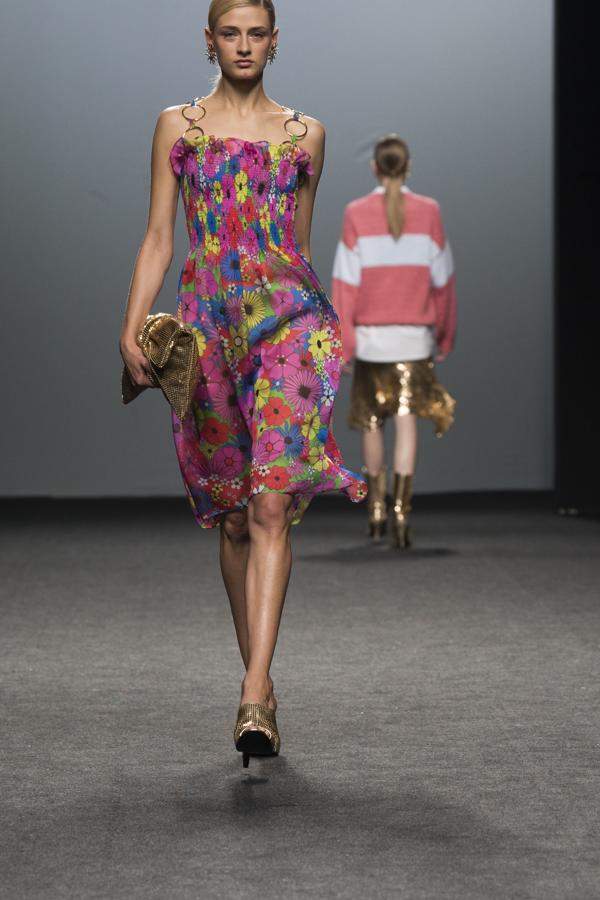 A destacar de sus prendas, la utilización del nido de abeja, muy fino y pequeño, para no dar demasiado volumen y la utilización de la manga jamón. 