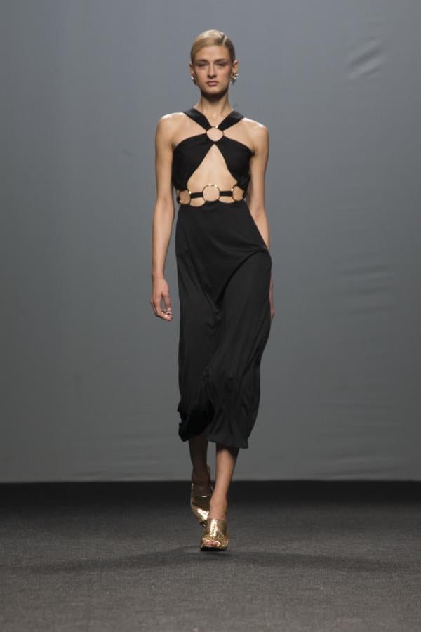 A destacar de sus prendas, la utilización del nido de abeja, muy fino y pequeño, para no dar demasiado volumen y la utilización de la manga jamón. 