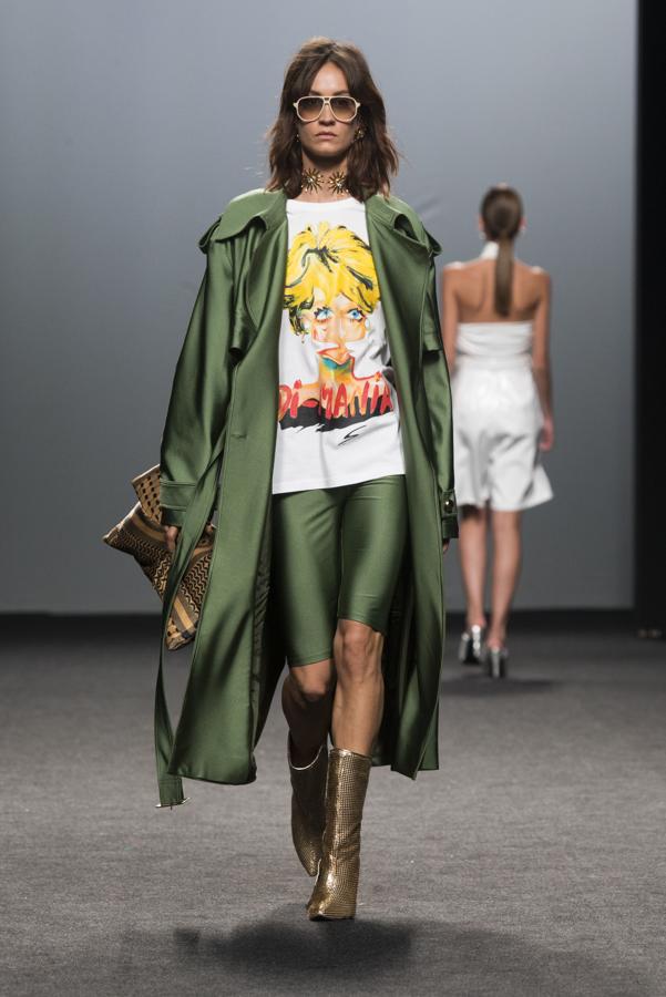 A destacar de sus prendas, la utilización del nido de abeja, muy fino y pequeño, para no dar demasiado volumen y la utilización de la manga jamón. 