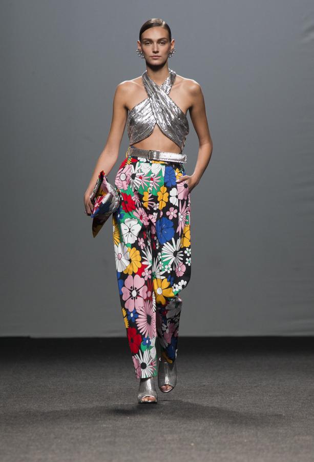 A destacar de sus prendas, la utilización del nido de abeja, muy fino y pequeño, para no dar demasiado volumen y la utilización de la manga jamón. 