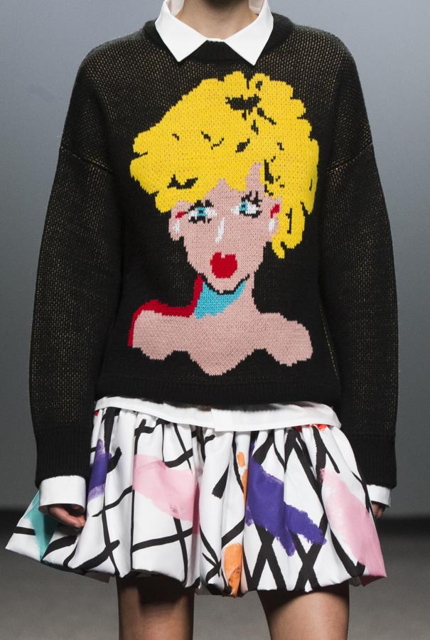 A destacar de sus prendas, la utilización del nido de abeja, muy fino y pequeño, para no dar demasiado volumen y la utilización de la manga jamón. 