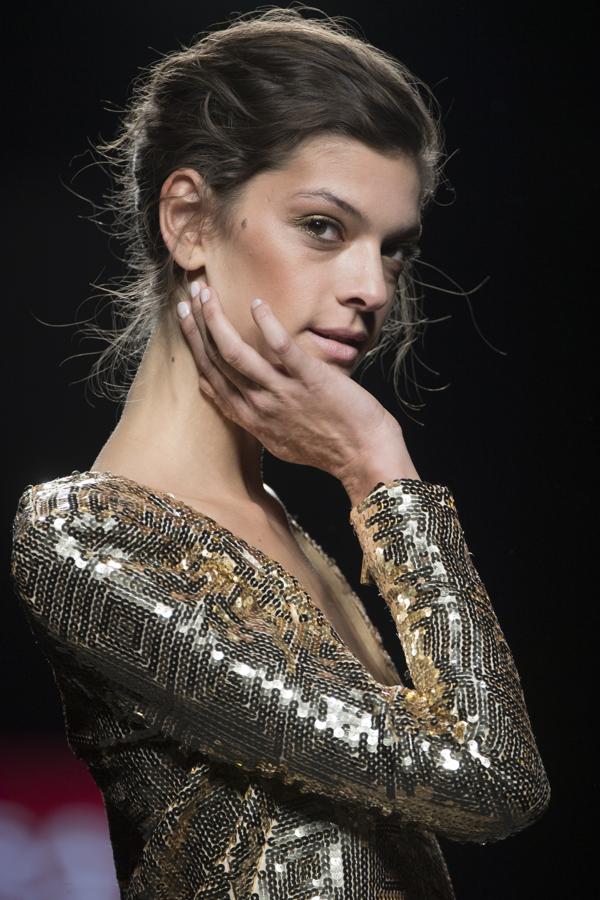 Sobres pitón, coto de malla, rejilla de metal dorado, tull, terciopelo y piel de angula, ha presentado unos vestidos intemporales de quitarse el sombrero. 