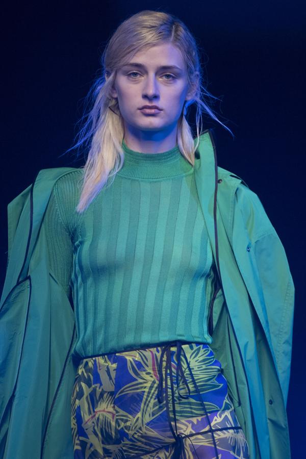 La rafia ha sido la estrella de la colección, incluida en los bajos de muchos de los vestidos, pero siempre combinado con materiales como la organza de seda. 