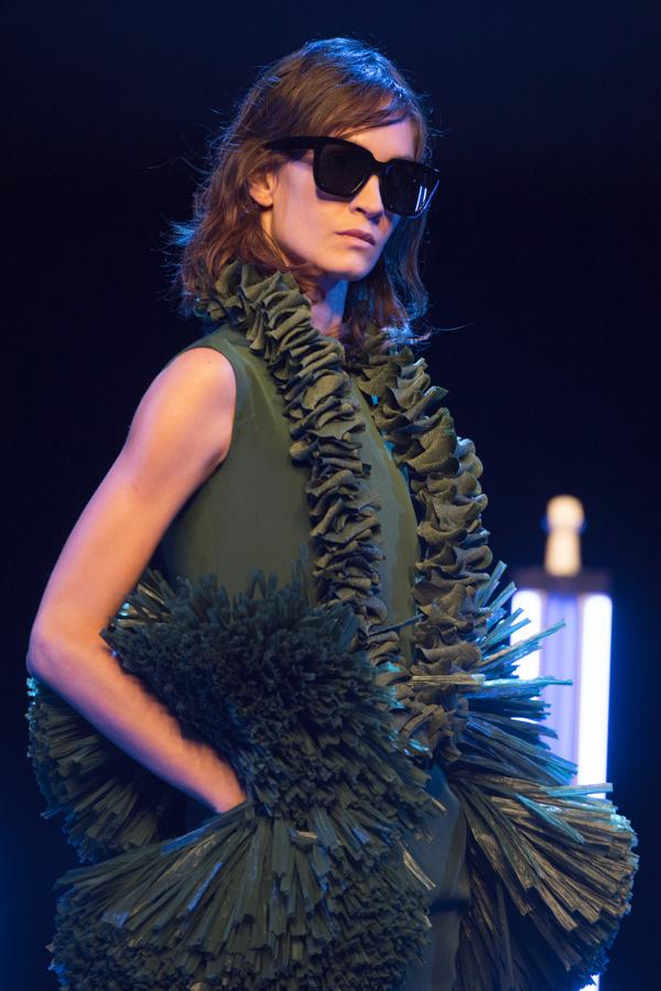 La rafia ha sido la estrella de la colección, incluida en los bajos de muchos de los vestidos, pero siempre combinado con materiales como la organza de seda. 