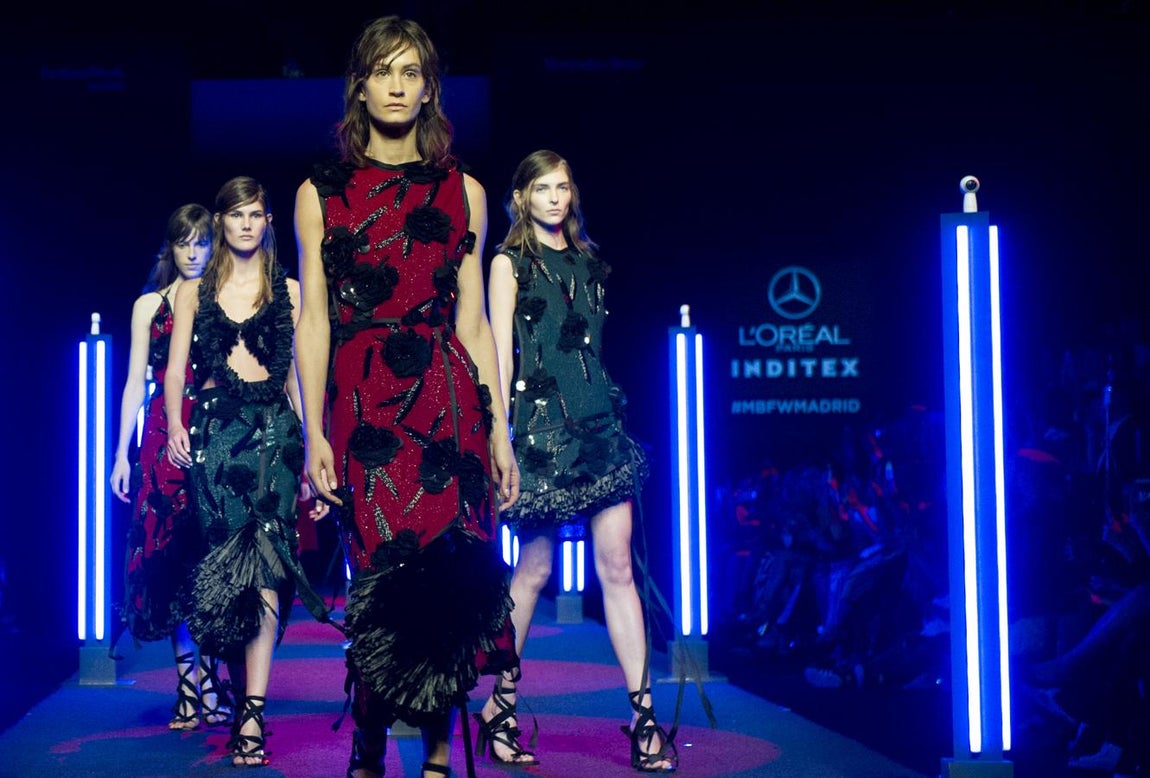 La rafia ha sido la estrella de la colección, incluida en los bajos de muchos de los vestidos, pero siempre combinado con materiales como la organza de seda. 