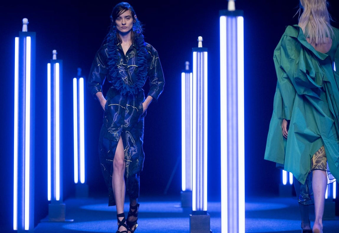 La rafia ha sido la estrella de la colección, incluida en los bajos de muchos de los vestidos, pero siempre combinado con materiales como la organza de seda. 