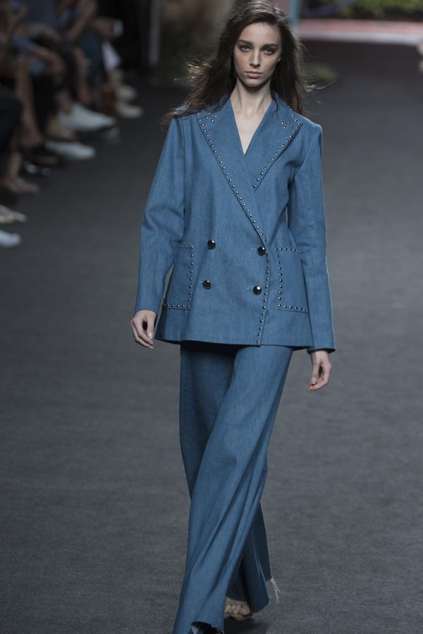 Tweed ligeros, gasas y sedas, en colores tierra, ocres, caldera, asemejaban las tierras de la Ruta 66 de Oklahoma. 