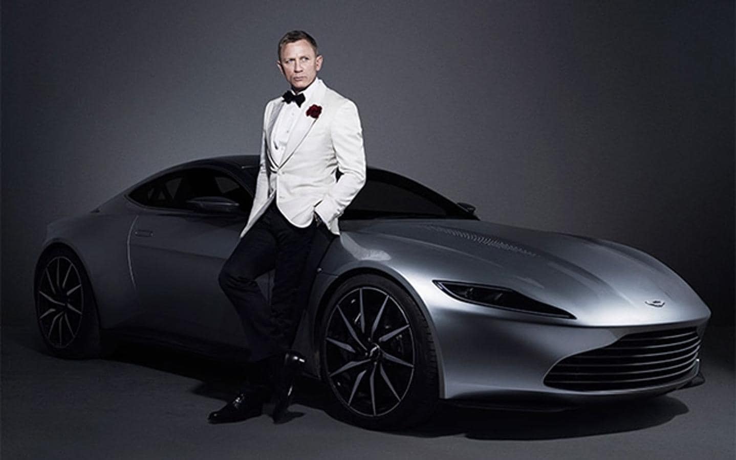 El Aston Martin DB10 que utilizó Daniel Craig en James Bond. Coches de lujo, relojes y trajes caros, las 24 películas protagonizadas por el Agente 007 mostraron piezas de lujo en cada escena, ahora los icónicos objetos tienen un valor añadido, forman parte de la historia del cine. El Aston Martin que conducía Craig en «Spectre» se vendió por 2.721.349 €