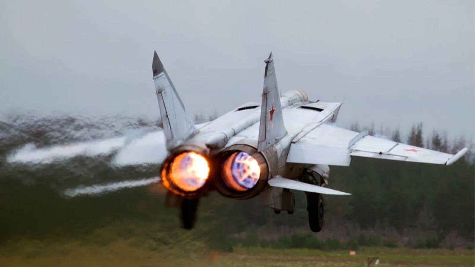MiG-25. Voló por primera vez en 1964 y entro en servicio en las fuerzas aéreas soviéticas en 1970.Tiene una velocidad máxima de 2.83 Mach, pudiendo alcanzar 3,2 Mach aunque los motores no podrían soportarlo mucho tiempo