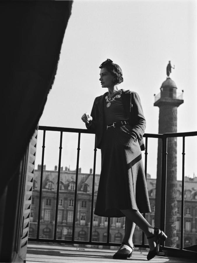 Traje de Tweed de Cocó Chanel. «Chanel revolucionó la moda con un jersery negro y diez filas de perlas», así lo manifestó Christian Dior. La diseñadora marcó un hito insuperable en el universo de la moda y es un icono de la independencia femenina. El concepto al que representa la figura de Coco Chanel pasa por encima incluso de su obra. Por supuesto, su nombre pasará a la historia como un referente del lujo y del buen gusto.