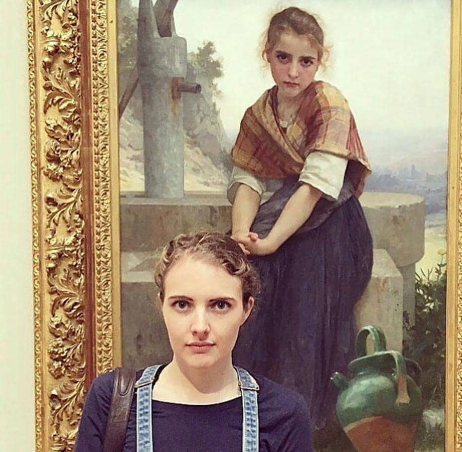 La joven se parece al cuadro «La jarra rota» de William-Adolphe Bouguereau (1891). 