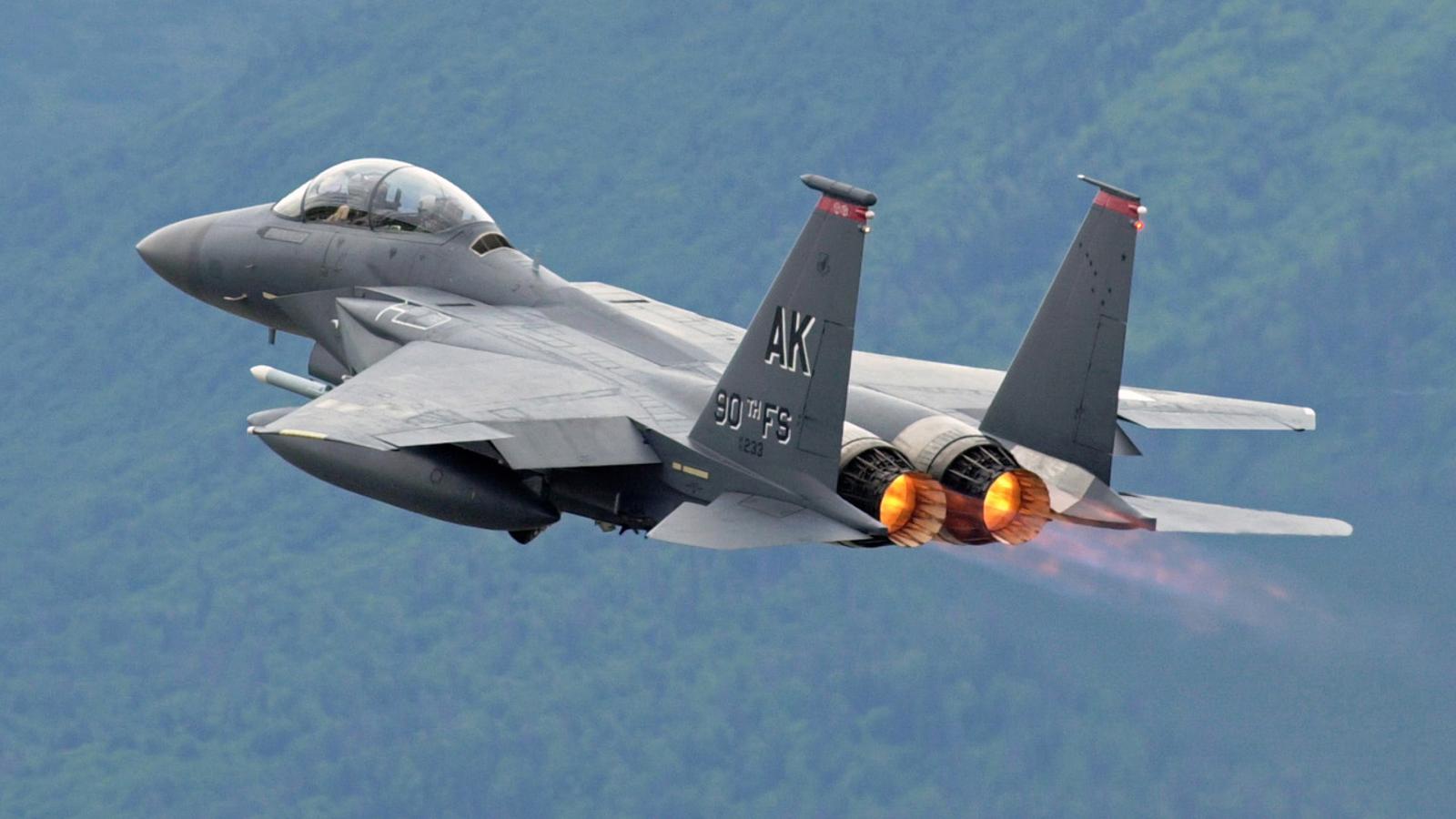 F-15 Eagle. El F-15 Eagle es capaz de alcanzar una velocidad máxima de unos 2,5 Mach a una altura de 60.000 pies