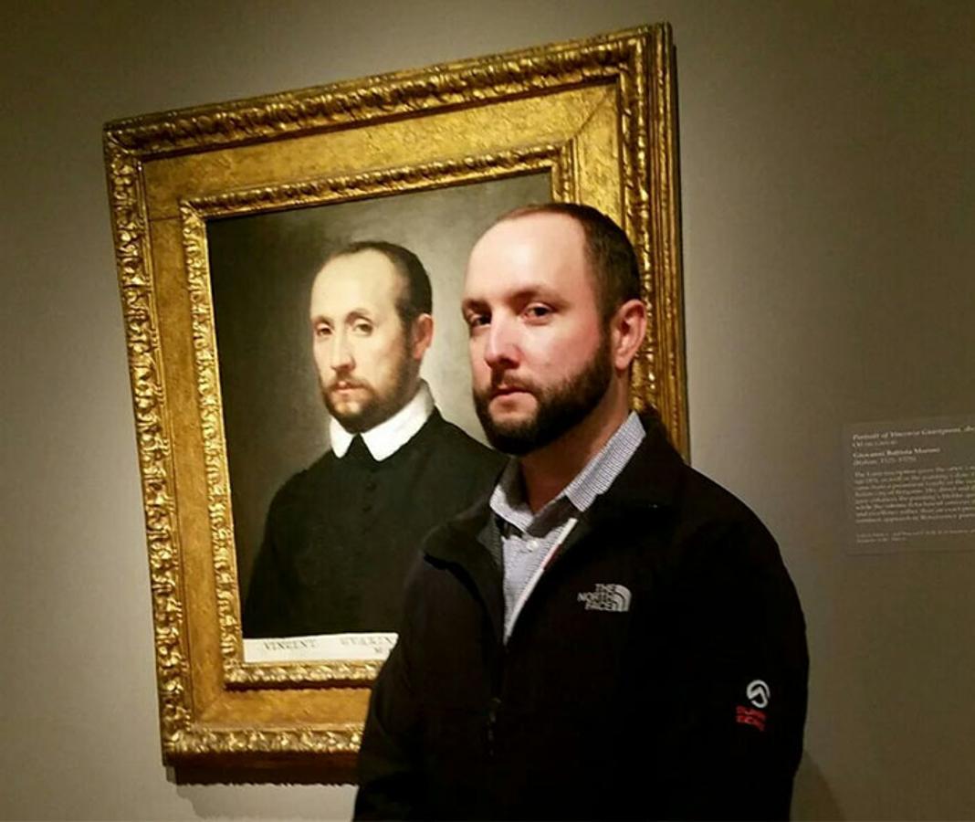 El hombre es exactamente igual al cuadro de «Retrato de Vincenzo Guarignoni» de Giovanni Battista Moroni. 