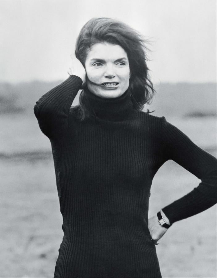 El reloj de Cartier de Jackie Kennedy. El modelo «tanque», de Cartier, adornó las muñecas de la primera dama de los Estados Unidos durante muchos años, así lo atestiguan numerosas instantaneas en las que fue retratada vistiéndolo. La casa de subastas hizo coincidir el evento con el aniversario de la «50 Mille Hikers», una marcha propuesta por el John F. Kennedy para fomentar la resistencia mental y física de os militares