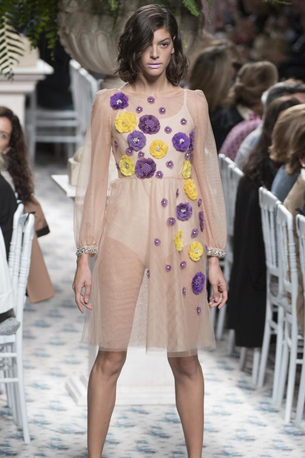 Para los tejidos se ha decantado por los linos o el algodón, combinando con gazares, muselinas, rasos o tafetas. 