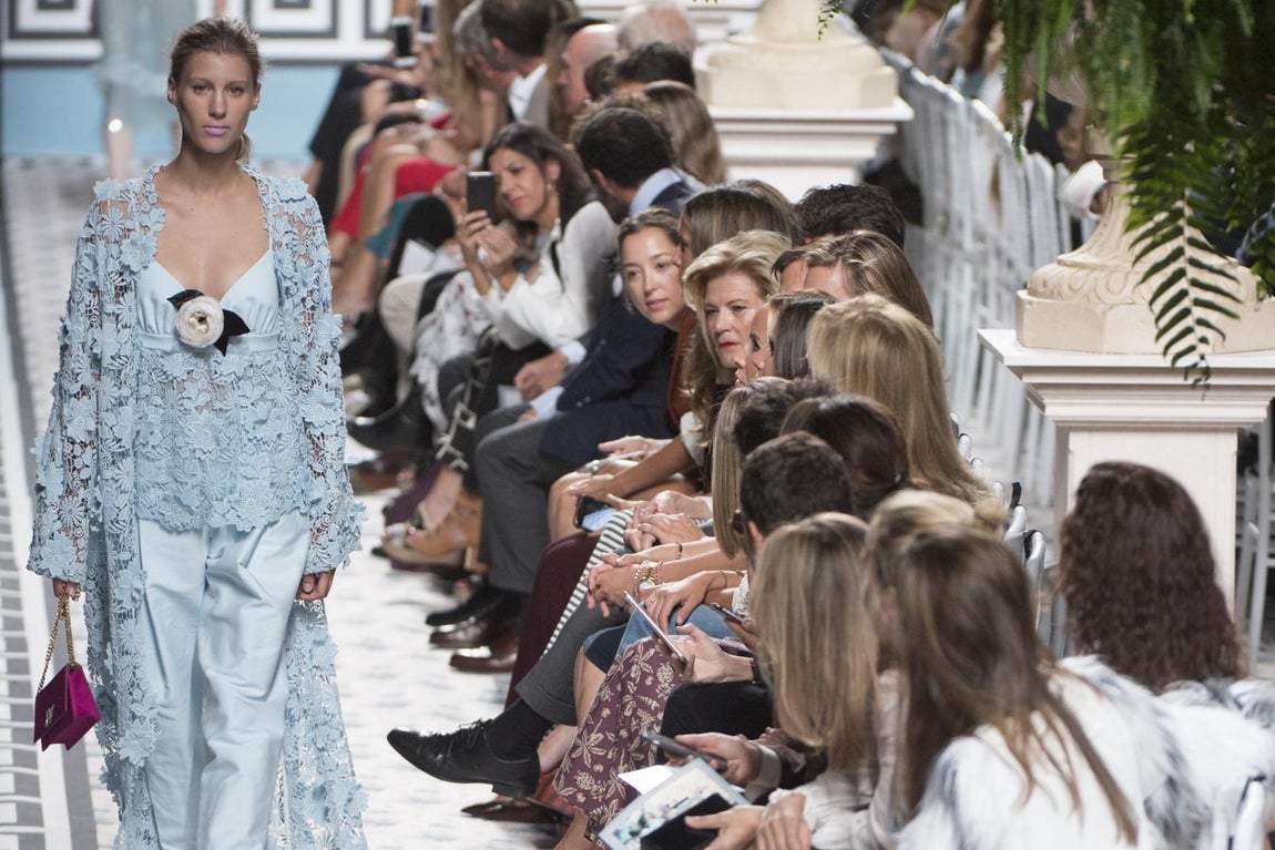 Para los tejidos se ha decantado por los linos o el algodón, combinando con gazares, muselinas, rasos o tafetas. 