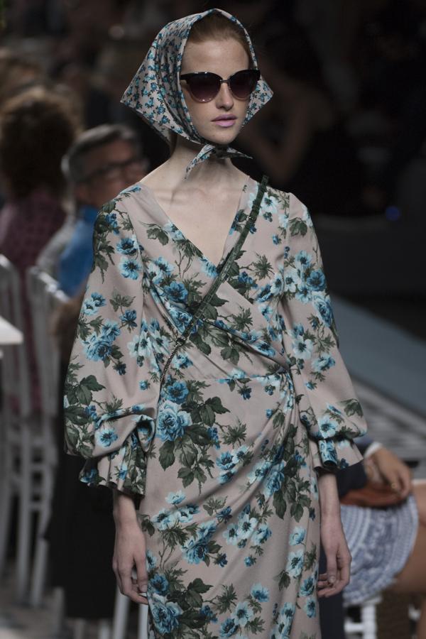 Para los tejidos se ha decantado por los linos o el algodón, combinando con gazares, muselinas, rasos o tafetas. 