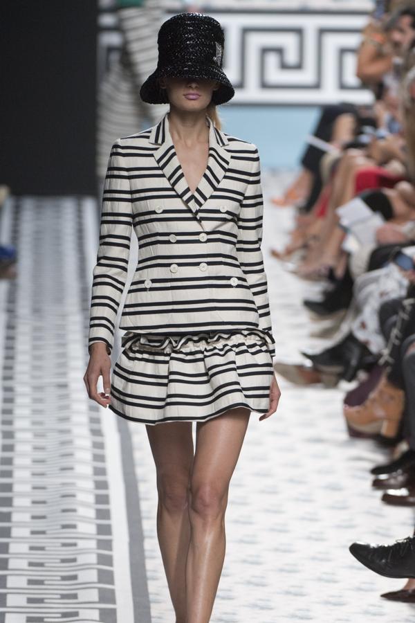 Para los tejidos se ha decantado por los linos o el algodón, combinando con gazares, muselinas, rasos o tafetas. 