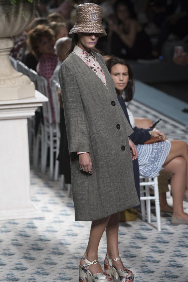 Para los tejidos se ha decantado por los linos o el algodón, combinando con gazares, muselinas, rasos o tafetas. 