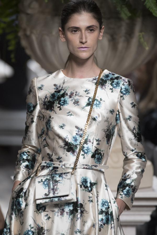 Para los tejidos se ha decantado por los linos o el algodón, combinando con gazares, muselinas, rasos o tafetas. 