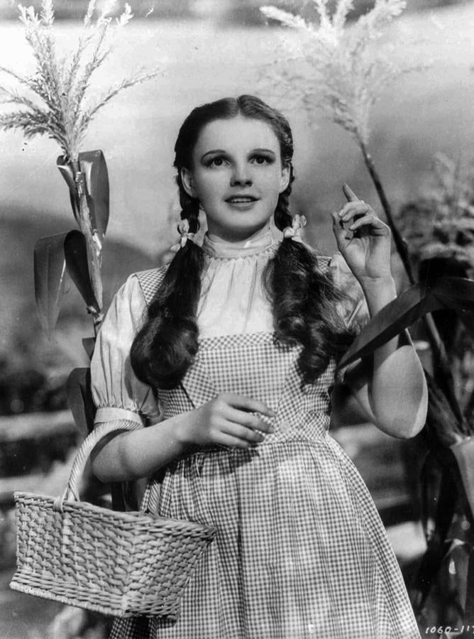El vestido de Judy Garland en Mago de Oz. Con el paso de tiempo, la película suma seguidores, el día que Christies abrió la subasta en la que se ponían a disposición del cliente varios objetos del filme, la casa de subastas reunió a más de 800 seguidores, era 1993. Los zapatos de tacón con los que recordamos a su protagonista -«chapiens de rubí»- alcanzaron un valor de 552.347 euros