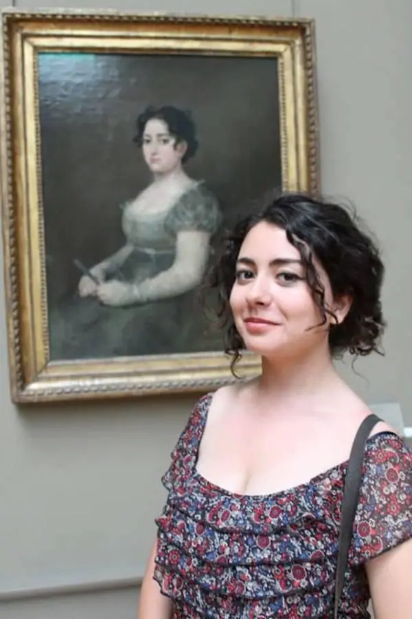 Una chica encuentra a su doble en el cuadro «Mujer con abanico» de Goya y Lucientes. 