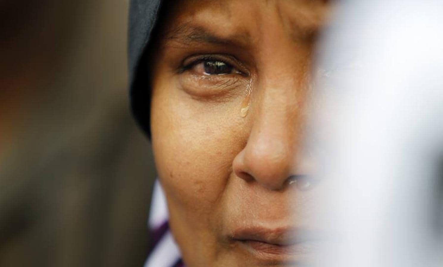 Una mujer rohingya, de Birmania pero afincada en Malasia, llora durante una manifestación contra la violencia que padecen los miembros de su etnia.. 