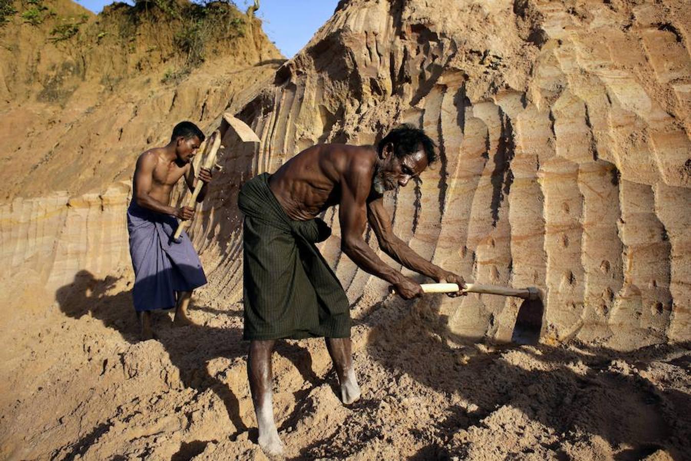 Refugiados rohingyas excavan en una colina para, luego, poner sus tiendas de campaña en Tangkhali (Ukhiya, Bangladesh).. 