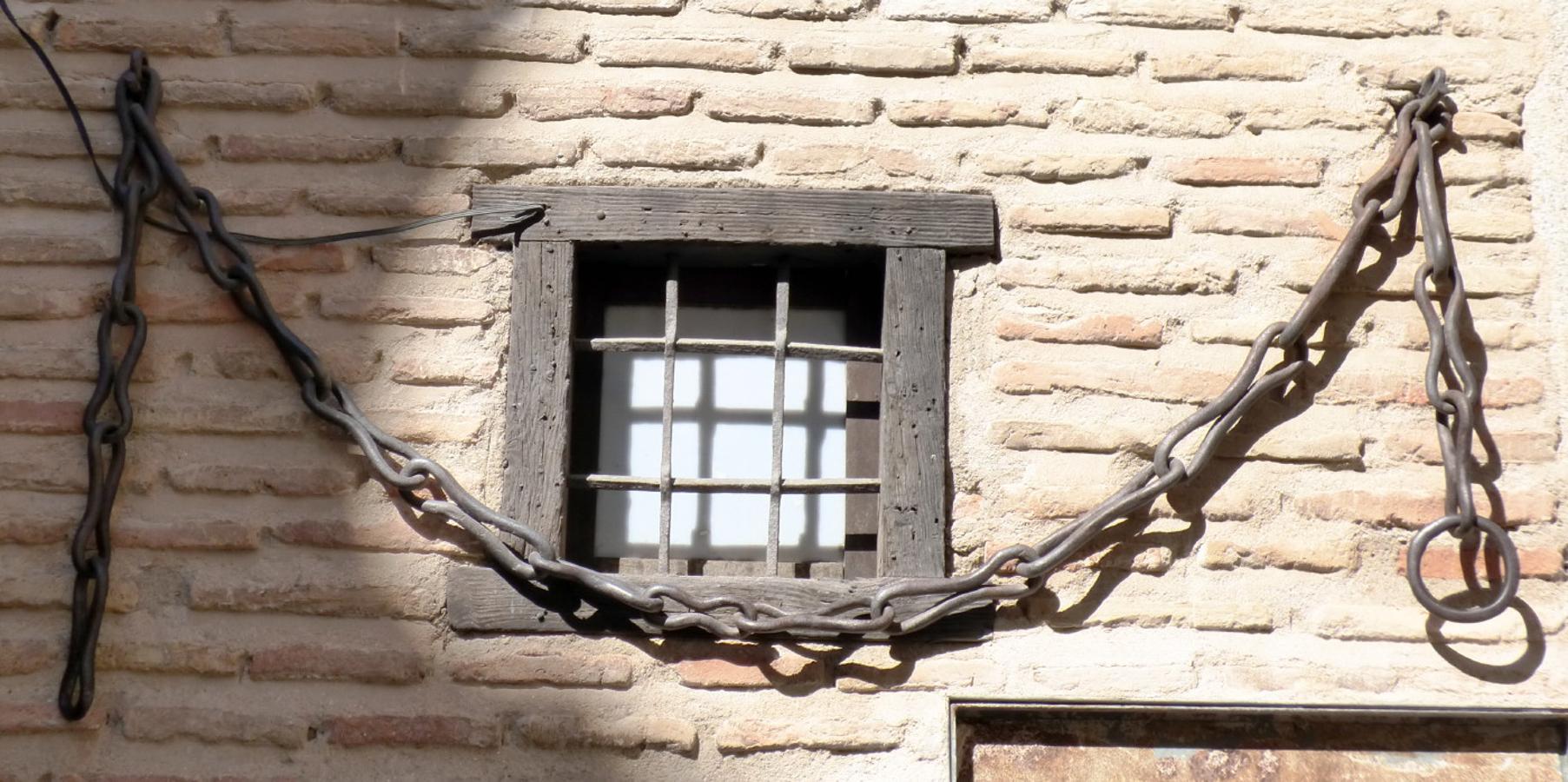 Cadenas colocadas junto a la entrada del que fue Museo de Arte Contemporáneo. FOTO RAFAEL DEL CERRO. 