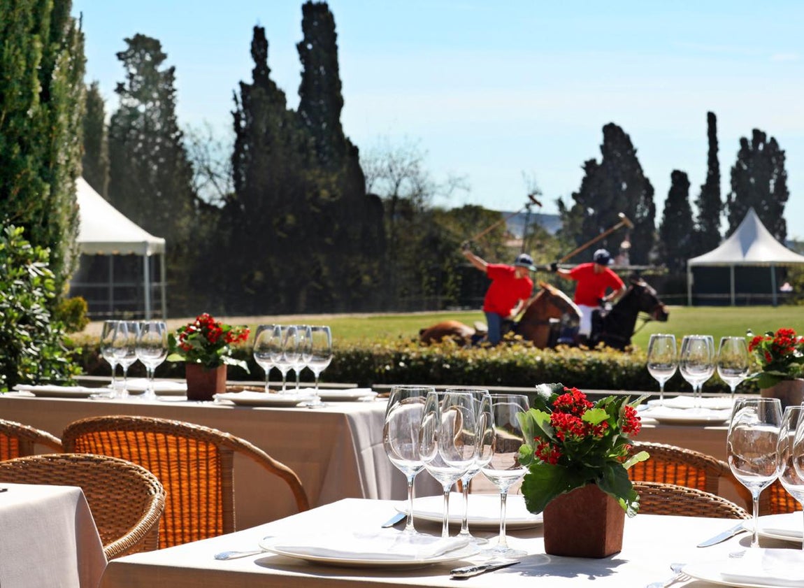 Real Club de Polo de Barcelona. El polo inició una tradición que se consolidó en la ciudad condal, pero actualmente tienen cabida multitud de disciplinas deportivas como el hockey y los deportes de raqueta. El club está inscrito en prestigiosas federaciones y, tal es es la calidad de sus recintos que fue sede de algunas competiciones en los Juegos Olímpicos de Barcelona en 1992