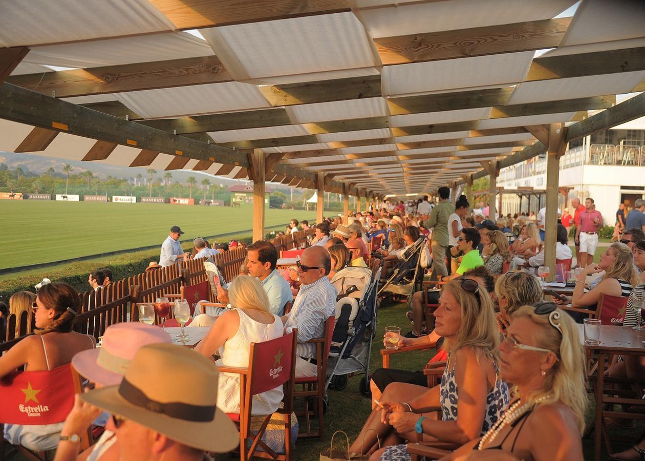 Santa María Polo Club. Los apasionados de Sotogrande gustan de practicar deporte en sus exclusivos clubes, la primera asociación creada en la región fue el Santa María Polo Club, fundada en 1965. Disfrutan habitualmente de su exquisito ambiente la Infanta Elena, Luis Alfonso de Borbón, Ana Rosa Quintana o Juan Ignacio Zoido. Actualmente, el club también está presidido por un apellido ilustre: Mora-Figueroa