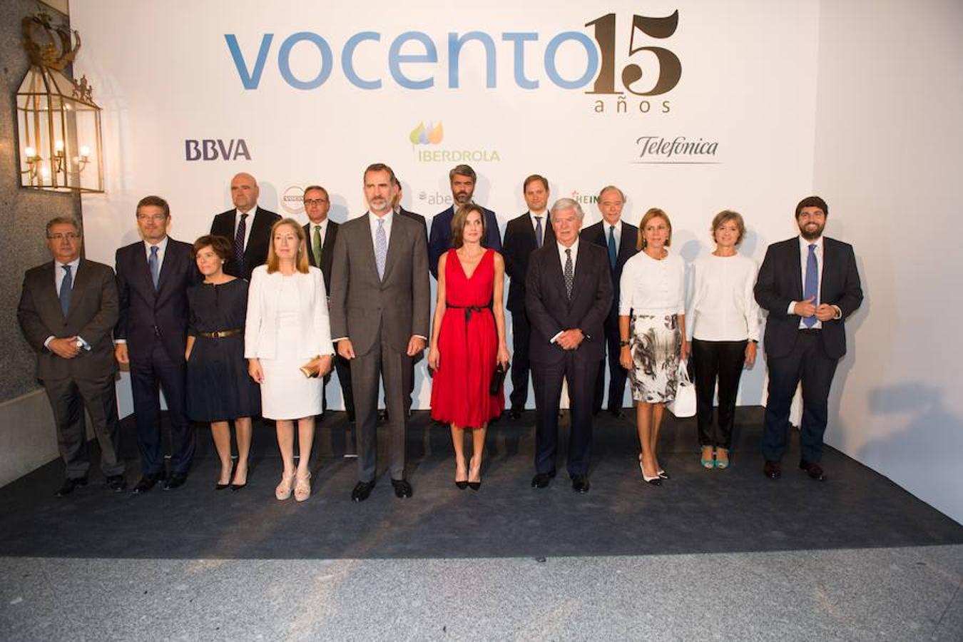 Los Reyes han presidido la gala del 15 aniversario de Vocento. Foto de familia de los Reyes (centro de la imagen) junto a los ministros del Interior Juan Ignacio Zoido, de Justicia Rafael Catalá, la vicepresidenta del Gobierno Soraya Sáenz de Santamaría, la presidenta del Congreso de los Diputados Ana Pastor; el presidente  de Vocento Santiago Bergareche, la ministra de Defensa, María Dolores de Cospedal y el presidente de la Región de Murcia, Fernando López Miras (de izda a dcha) así como el consejero delegado de Vocento, Luis Enríquez (centro de la imagen).