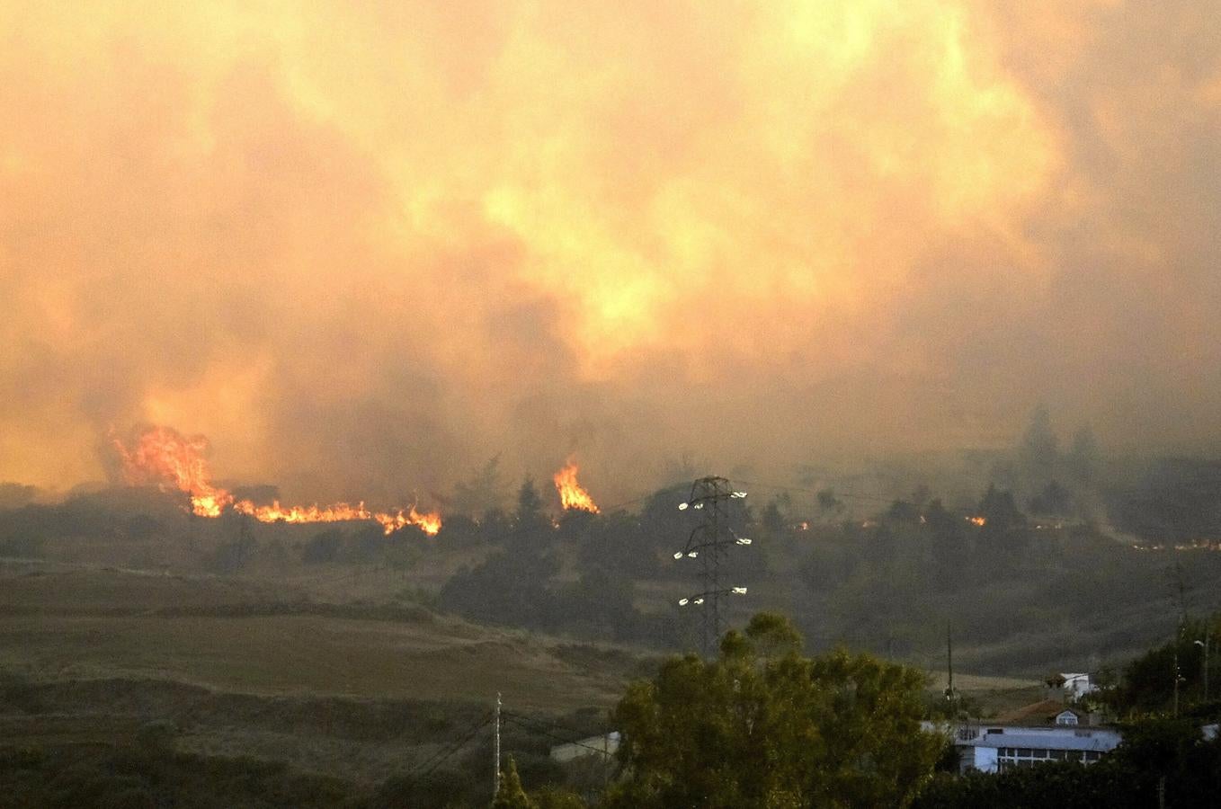 Un incendio en Gran Canaria obliga a desalojar a 800 personas