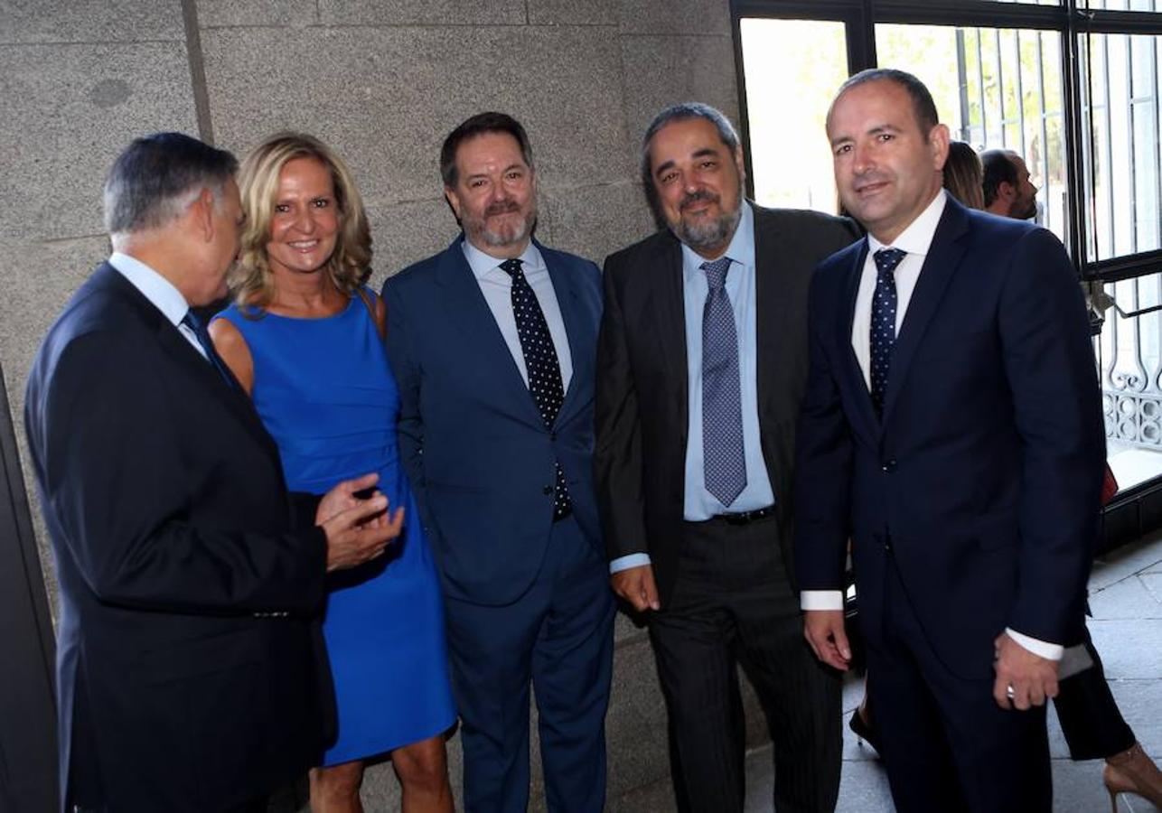 Bieito Rubido, director de ABC junto a la columnista del periódico Isabel San Sebastián y otros directores y directivos de diarios de Vocento. 
