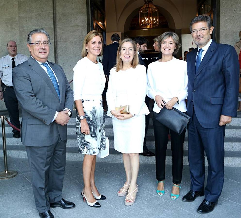 La presidenta del Congreso Ana Pastor (centro de la imagen) junto a los ministros (de izda a dcha): Juan Ignacio Zoido (Interior), María Dolores de Cospedal (Defensa), Isabel Tejerina (Agricultura) y Rafael Catalá (Justicia). 