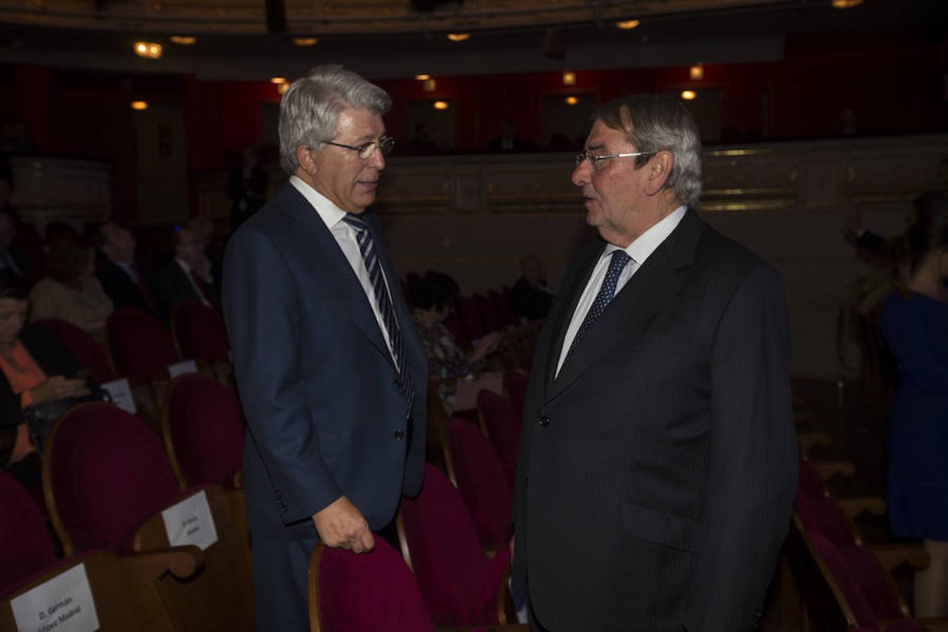 El presidente del Atlético de Madrid, Enrique Cerezo (izda) y Alejandro Echevarría, presidente de Mediaset España (dcha). 