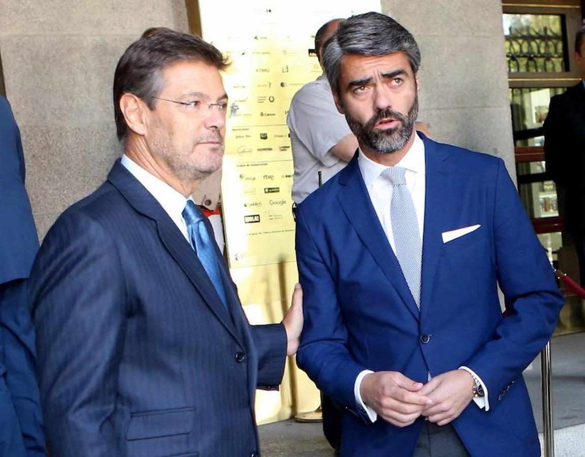 El consejero delegado de Vocento, Luis Enríquez (derecha) y el ministro de Justicia, Rafael Catalá. 
