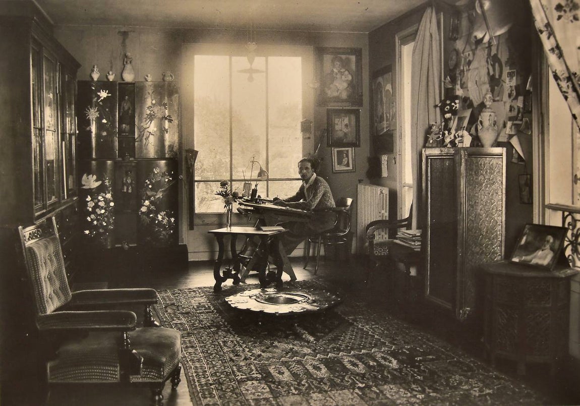 La muestra presenta piezas procedentes del Museo ABC y que están reunidas bajo el epígrafe «Crónicas de París»