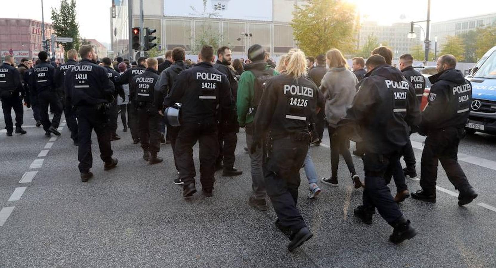 Un grupo de policias protege a personas que protestan contra el partido Alternativa por Alemania (AfD), de EFE/EPA