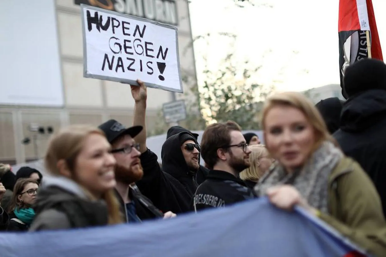 Un grupo protesta contra el partido anti-inmigración Alternativa para Alemania (AfD)