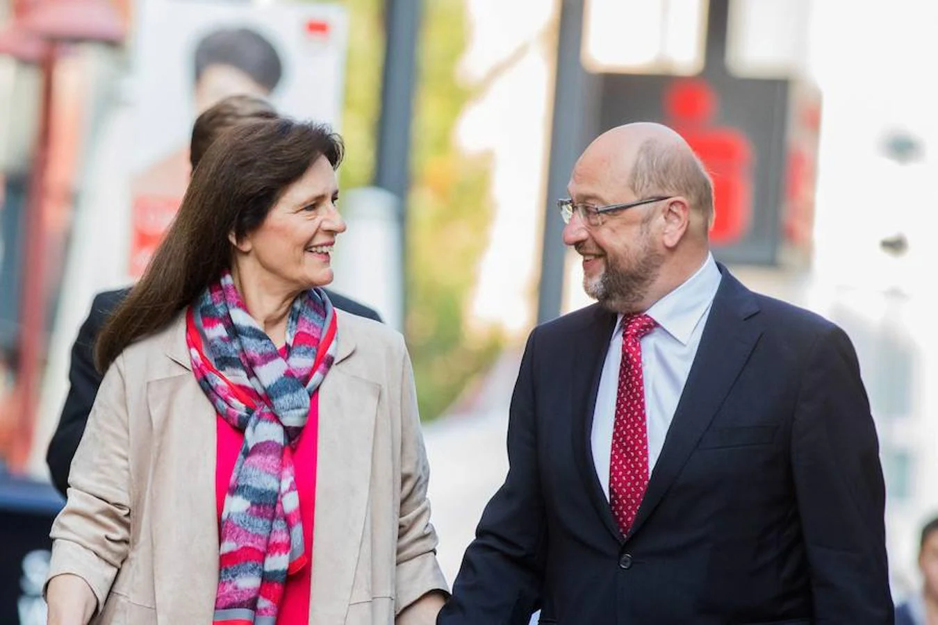 Martin Schulz, líder del partido SPD y candidato a la cancillería, acompañado de su mujer Inge