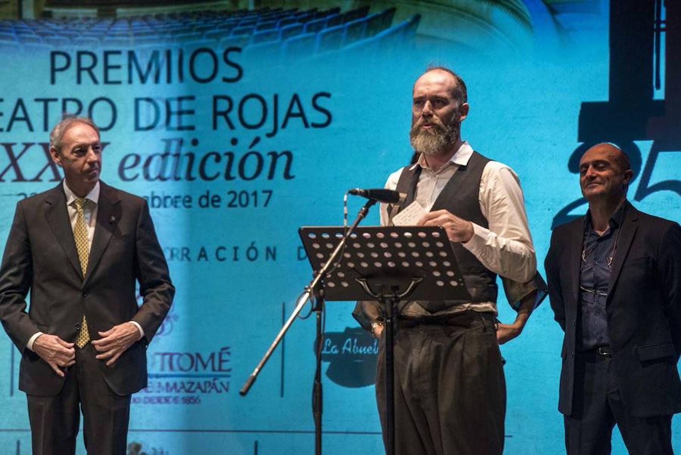 Hamlet, la obra más premiada. Uno de los protagonistas del montaje recogió uno de los premios, entregado por el concejal José María González Cabezas