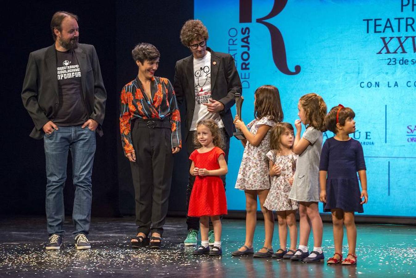 Teatro para pequeños. Una de las artistas de «Un elefante en mi lavadora» recogió el premio al mejor espectáculo infantil de manos de un grupo de niñas