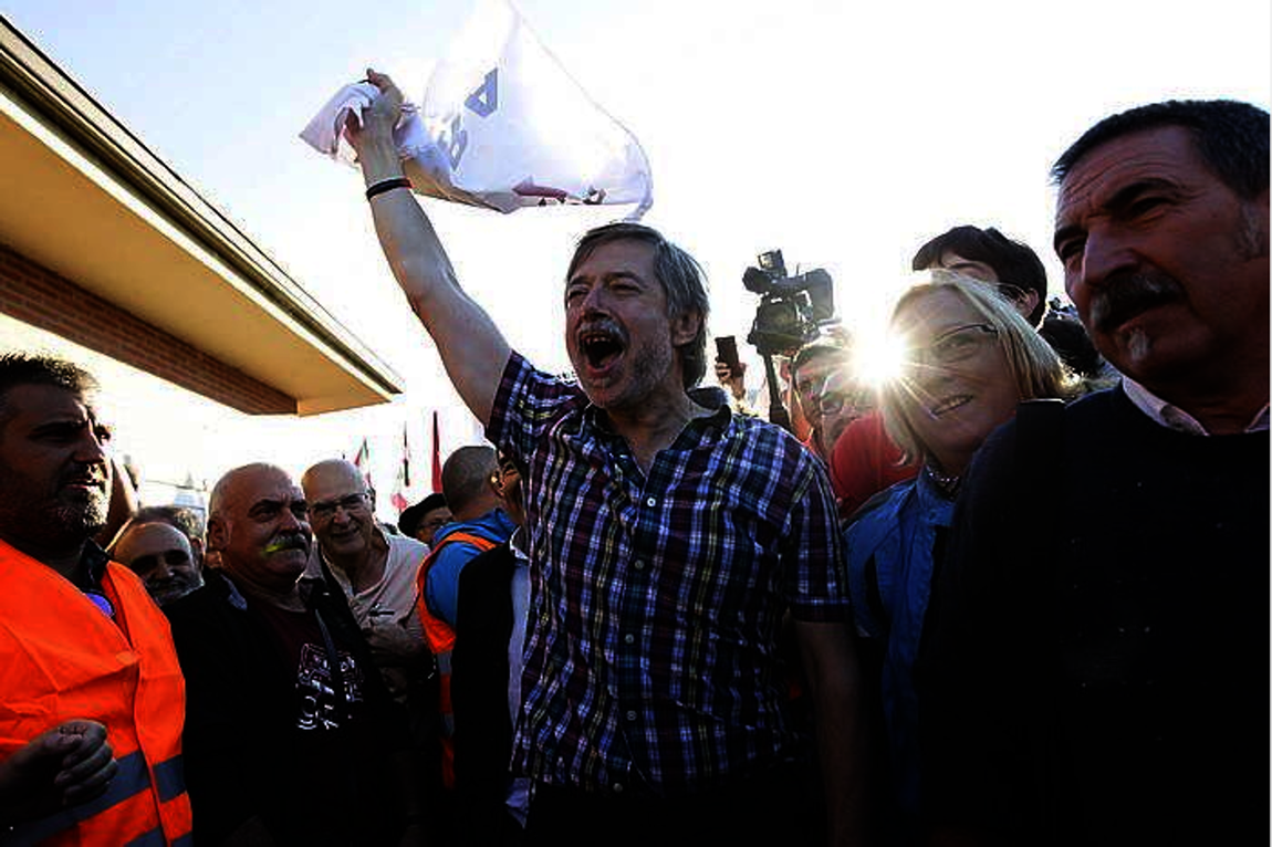 Rafael Díez Usabiaga, histórico miembro de la izquierda radical condenado a seis años y medio de cárcel por intentar reconstruir Batasuna, es doblemente recibido en las localidades de Muskiz y Lasarte por una multitud.. 