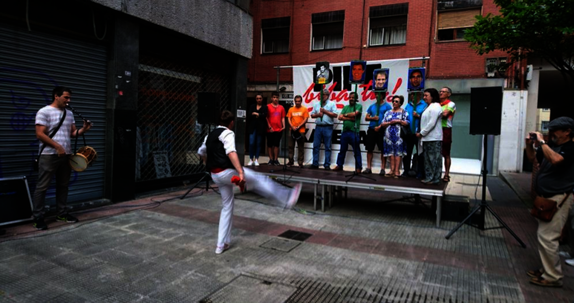 Decenas de personas reciben al terrorista de ETA Felipe San Epifanio en el barrio bilbaíno de Indautxu. San Epifanio fue condenado a casi doscientos cincuenta años de prisión por varios delitos de terrorismo.. 