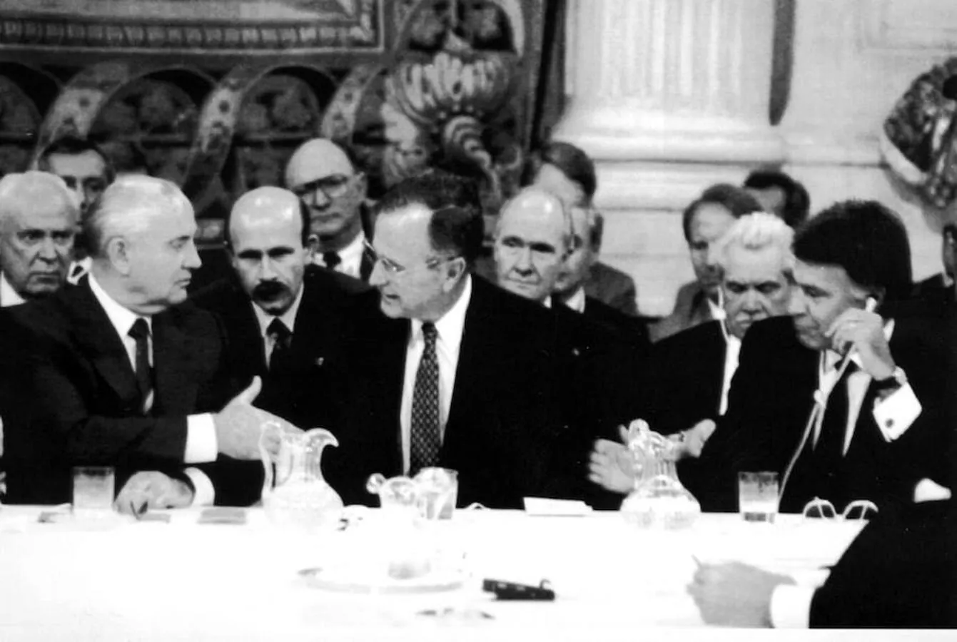 El entonces presidente del Gobierno, Felipe González, recibió a George H.W. Bush en octubre de 1991 durante la Conferencia de Paz de Madrid, en la que España era anfitriona del encuentro. El objetivo de este evento era contribuir al proceso de paz de Oriente Medio y en él participó la Unión Soviética, por eso en la mesa también está Mijaíl Gorbachov. 