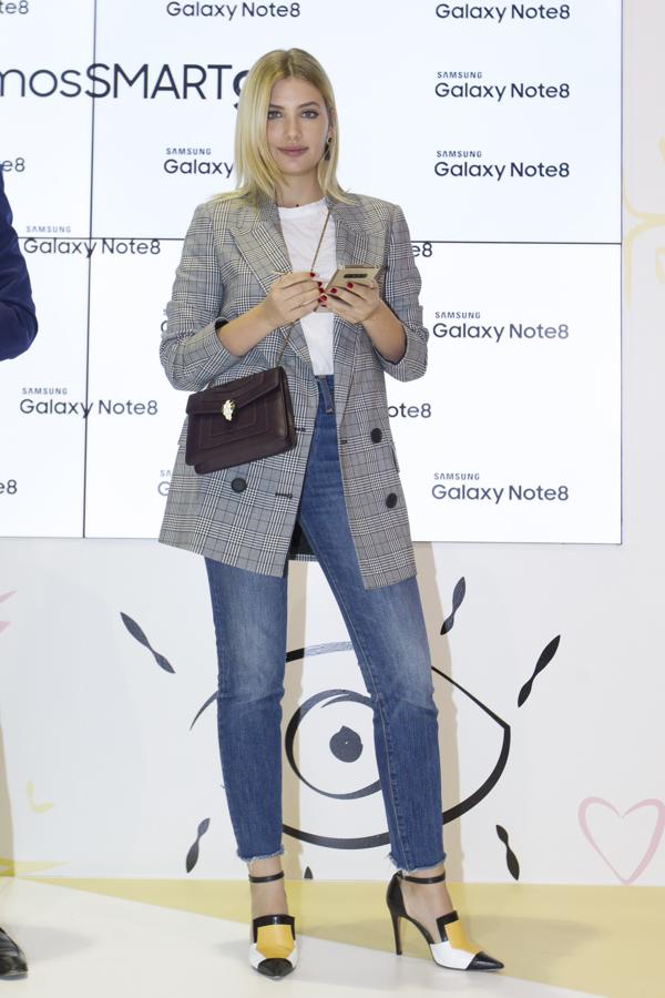 La actriz Miriam Giovanelli no se ha podido resistir y lució esta americana en el marco de la Semana de la Moda de Madrid. 