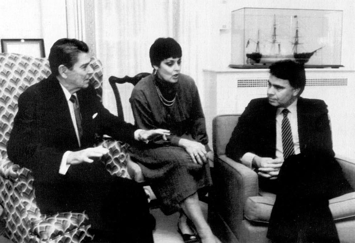 Imagen de la reunión entre el entonces presidente de Estados Unidos, Ronald Reagan, y Felipe González. 