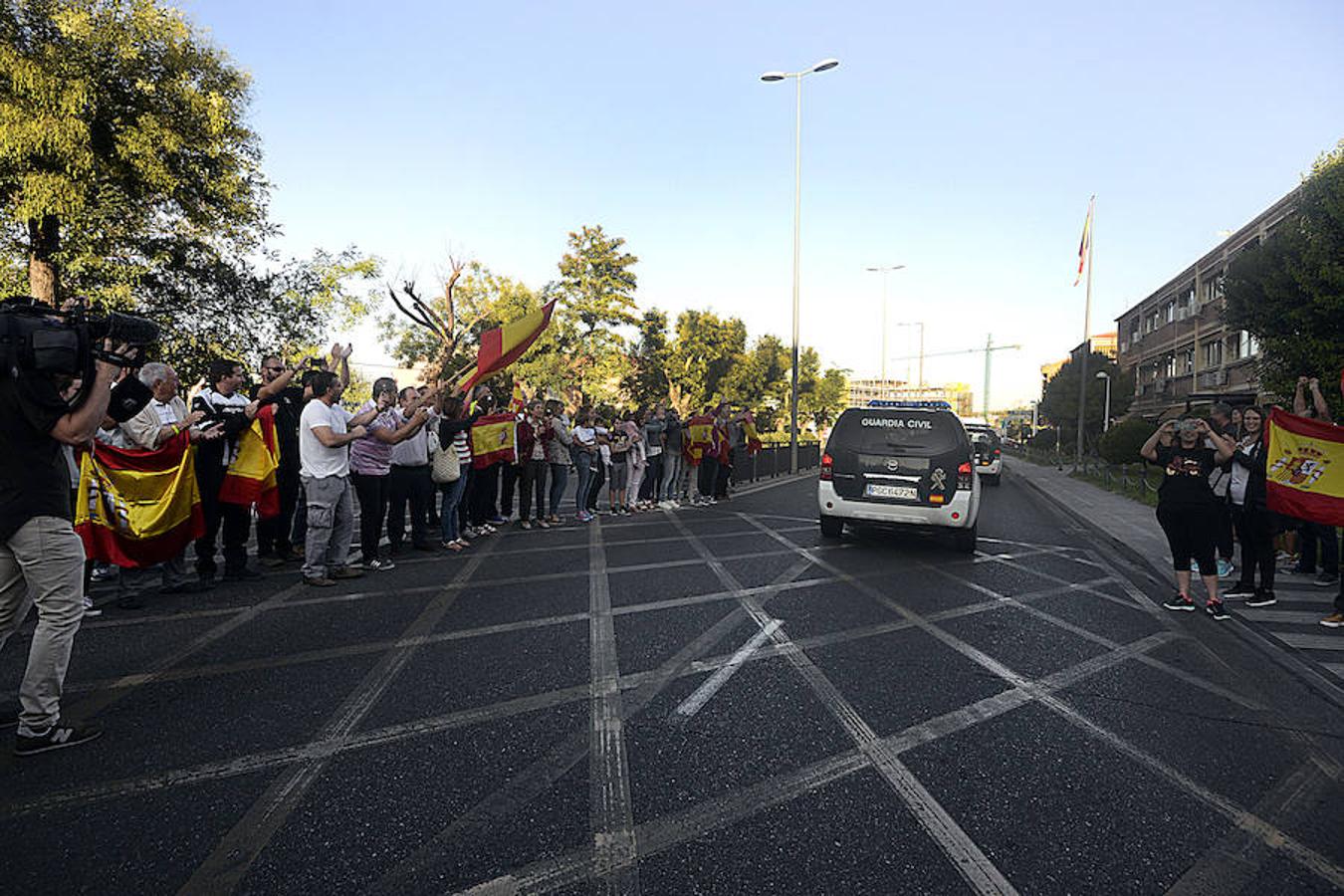 Efusiva despedida a una unidad especial de la Guardia Civil de Toledo rumbo a Cataluña