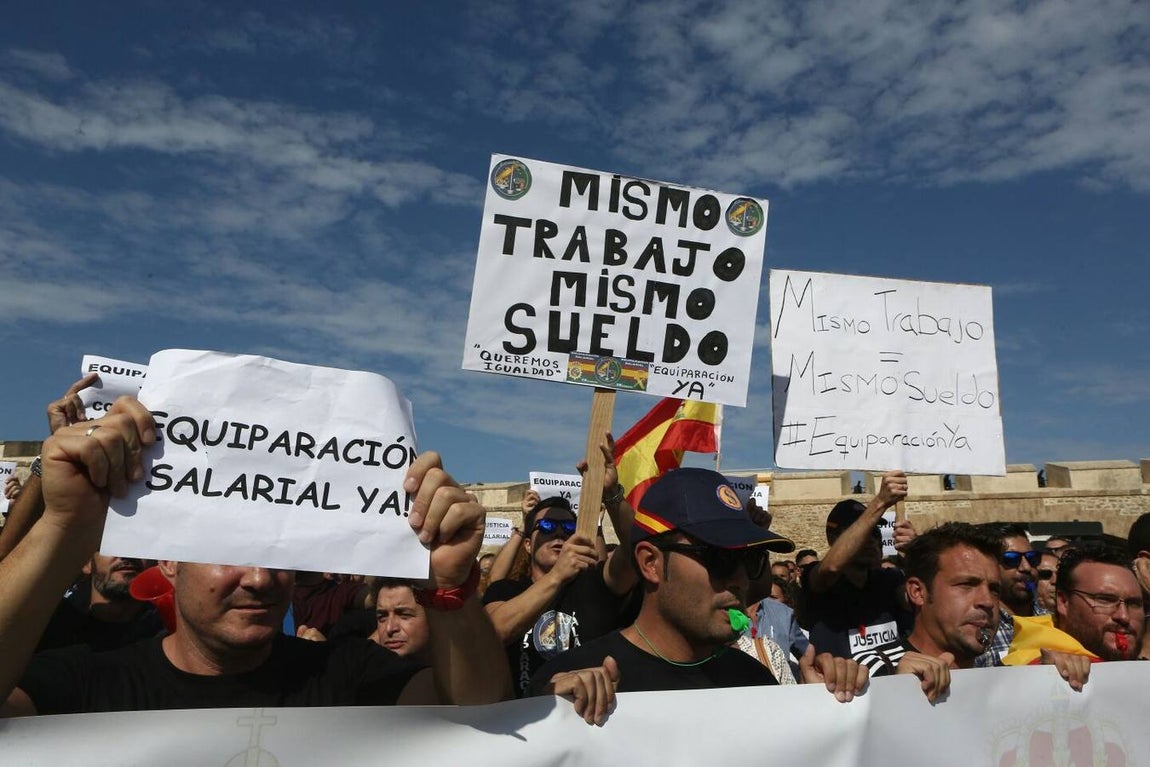 Policías y guardias civiles se manifiestan por un salario «justo»